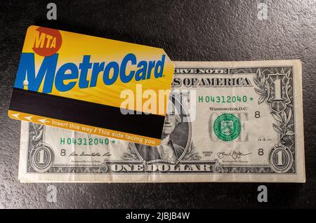 Manhattan, New York/USA - März 26. 2021: MetroCard auf einer Dollar-Banknote. Kauf eines U-Bahn-Tickets in NYC Stockfoto