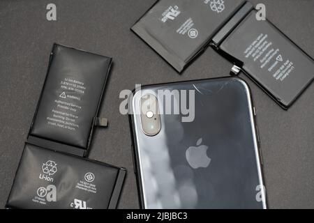 Bozen, Italien - Oktober 28. 2021: IPhone X mit Batteriewechsel, geschwollener Telefonakku. Brandgefahr durch Lithium-Batterie Stockfoto