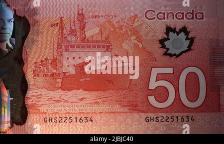 Toronto, Kanada - Oktober 30. 2021: Fünfzig kanadische Dollar Banknote auf der Rückseite. Eisbrecher CCGS Amundsen auf Polymer CAD Money Banknote Stockfoto