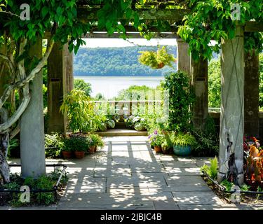 Bronx, NY - USA - 4. Juni 2022 Nahaufnahme des Pergola-Aussichtspakens am Wave Hill, mit dem Hudson River und Palisades im hinteren Teil. Wave Hill ist ein 28 Hektar großes Grundstück Stockfoto