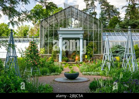 Bronx, NY - USA - 4. Juni 2022 Nahaufnahme des Blumengartens und des Marco Polo Stufano Conservatory in Wave Hill. Wave Hill ist ein 28 Hektar großes Estat Stockfoto