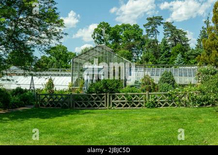 Bronx, NY - USA - 4. Juni 2022 eine horizontale Ansicht des Blumengartens und des Marco Polo Stufano Conservatory in Wave Hill. Wave Hill ist ein 28 Hektar großes Gelände Stockfoto