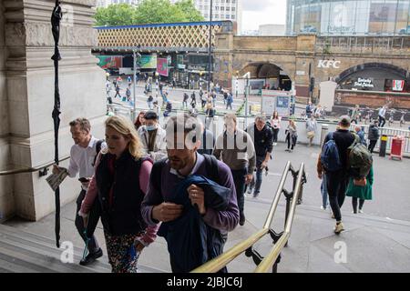 London, Großbritannien. 06.. Juni 2022. Blick auf Pendler, die die Waterloo Station betreten. Der U-Bahnhof Waterloo ist aufgrund des Streiks der Londoner U-Bahn zu Stoßzeiten geschäftiger als sonst. Die Fahrer der Londoner U-Bahn-Gewerkschaft Rail, Maritime and Transport (GMT) streiken wegen des Streiks über die Renten- und Arbeitsplatzverluste. Über 4000 Mitarbeiter haben an den meisten Bahnhöfen der Zone 1 in London teilgenommen. Zehntausende Londoner sind betroffen und müssen alternative Verkehrsmittel nutzen, um zur Arbeit zu pendeln. (Foto von Hesther Ng/SOPA Images/Sipa USA) Quelle: SIPA USA/Alamy Live News Stockfoto