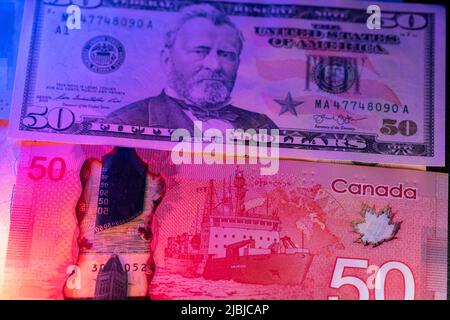 Toronto, Kanada - Oktober 30. 2021: Fünfzig US-Dollar mit 50 Kanadischen Dollar-Banknoten. Handelspartner USA und Kanada. Stockfoto