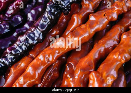 Eine Menge süßer Churchkhela auf der Theke des Marktes. Stockfoto