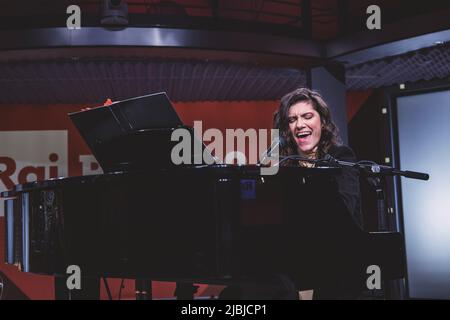 Die Sängerin Elisa Toffoli tritt bei Radio2 Rai zum „Elisa Day Christmas Special“ auf. Stockfoto