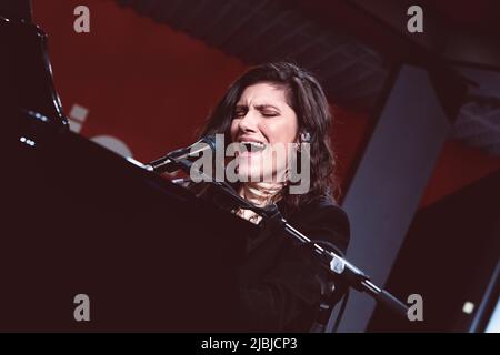 Die Sängerin Elisa Toffoli tritt bei Radio2 Rai zum „Elisa Day Christmas Special“ auf. Stockfoto