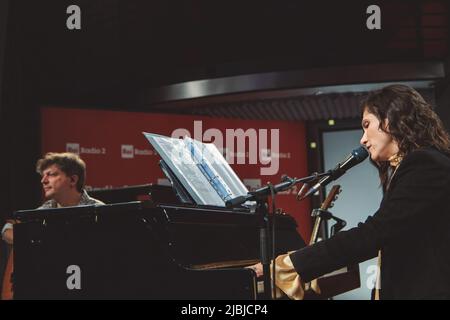 Der Musiker Andrea Rigonat tritt mit seiner Frau, der Sängerin Elisa Toffoli, bei Radio2 Rai für das „Elisa Day Christmas Special“ auf. Stockfoto