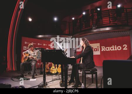 Der Musiker Andrea Rigonat tritt mit seiner Frau, der Sängerin Elisa Toffoli, bei Radio2 Rai für das „Elisa Day Christmas Special“ auf. Stockfoto