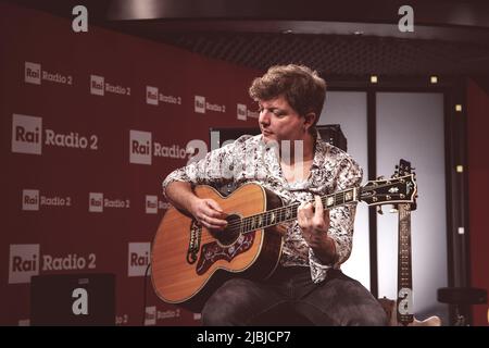 Der Musiker Andrea Rigonat tritt mit seiner Frau, der Sängerin Elisa Toffoli, bei Radio2 Rai für das „Elisa Day Christmas Special“ auf. Stockfoto