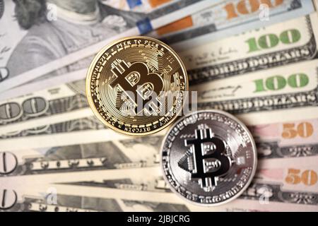 Bitcoin-Münzen stapelten sich auf US-Dollar-Banknoten. Gold und Silber BTC Münzen. Krypto-Austausch zu US-Dollar-Konzept. Digitale Krypto-Währung mit pa Stockfoto