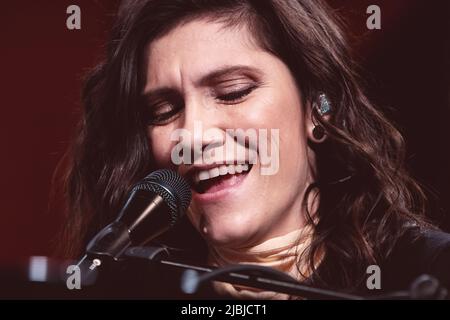 Rom, Italien. 12. Dez 2018. Die Sängerin Elisa Toffoli tritt bei Radio2 Rai zum „Elisa Day Christmas Special“ auf. (Foto von Valeria Magri/SOPA Images/Sipa USA) Quelle: SIPA USA/Alamy Live News Stockfoto