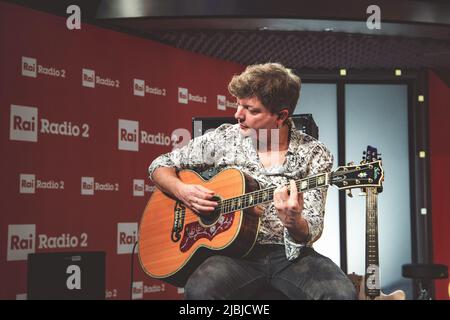 Rom, Italien. 12. Dez 2018. Der Musiker Andrea Rigonat tritt mit seiner Frau, der Sängerin Elisa Toffoli, bei Radio2 Rai für das „Elisa Day Christmas Special“ auf. (Foto von Valeria Magri/SOPA Images/Sipa USA) Quelle: SIPA USA/Alamy Live News Stockfoto