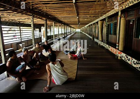 Im Bali Gundi Langhaus der traditionellen Dayak Taman-Gemeinde in Sibau Hulu, Putussibau Utara, Kapuas Hulu, West Kalimantan, Indonesien finden ein Treffen statt. Stockfoto