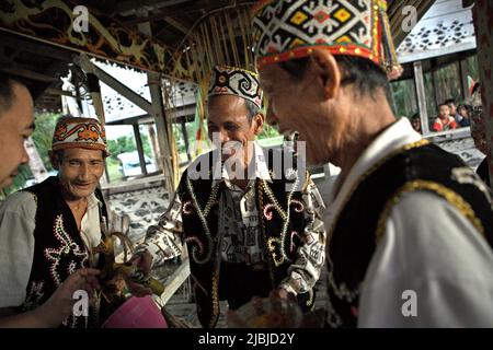 Die Ältesten begrüßen die Gäste während einer Ökotourismus-Veranstaltung im Bali Gundi Longhouse der traditionellen Dayak Taman Gemeinde in Sibau Hulu, Putussibau Utara, Kapuas Hulu, West Kalimantan, Indonesien. Stockfoto