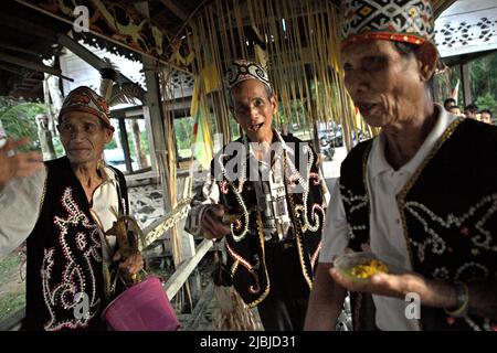 Die Ältesten begrüßen die Gäste während einer Ökotourismus-Veranstaltung im Bali Gundi Longhouse der traditionellen Dayak Taman Gemeinde in Sibau Hulu, Putussibau Utara, Kapuas Hulu, West Kalimantan, Indonesien. Stockfoto