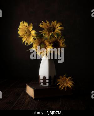 Sonnenblumen Stillleben Fotografie mit Vase usint ein Licht zu fotografieren in dunkler Stimmung Stockfoto