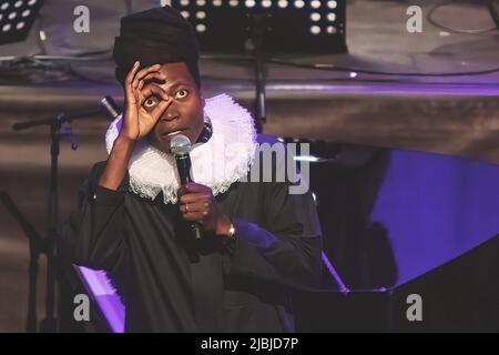 Rom, Italien. 15.. Mai 2019. Benjamine Clementine tritt auf der Bühne des Auditorium Parco della musica in Rom auf. (Foto von Valeria Magri/SOPA Images/Sipa USA) Quelle: SIPA USA/Alamy Live News Stockfoto