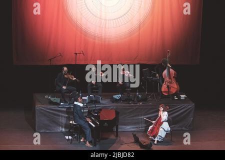 Rom, Italien. 15.. Mai 2019. Benjamine Clementine tritt auf der Bühne des Auditorium Parco della musica in Rom auf. (Foto von Valeria Magri/SOPA Images/Sipa USA) Quelle: SIPA USA/Alamy Live News Stockfoto