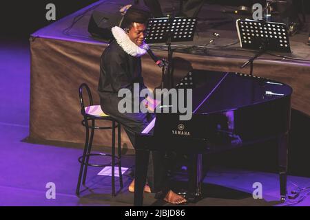 Rom, Italien. 15.. Mai 2019. Benjamine Clementine tritt auf der Bühne des Auditorium Parco della musica in Rom auf. (Foto von Valeria Magri/SOPA Images/Sipa USA) Quelle: SIPA USA/Alamy Live News Stockfoto