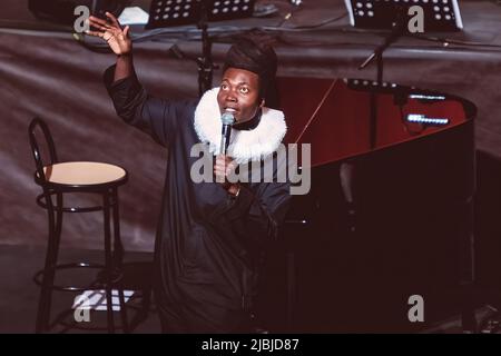 Rom, Italien. 15.. Mai 2019. Benjamine Clementine tritt auf der Bühne des Auditorium Parco della musica in Rom auf. (Foto von Valeria Magri/SOPA Images/Sipa USA) Quelle: SIPA USA/Alamy Live News Stockfoto