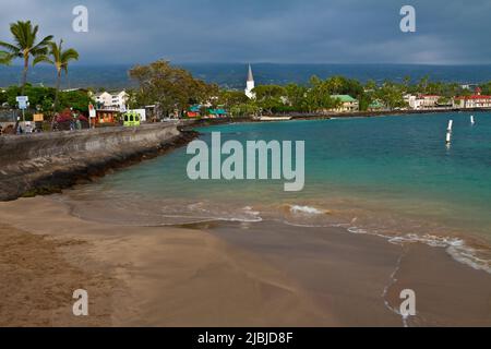 Alii Fahren Sie entlang der Küste in der historischen Küstenstadt Kailua-Kona an der Kailua Bay, Hawaii, USA Stockfoto