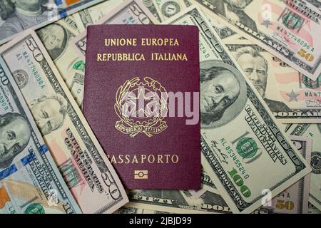 Italienischer Reisepass auf Dollarnoten. 150 US-Dollar. Reisepass Der Europäischen Union. Reisen in die Vereinigten Staaten. Stockfoto