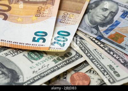 200-Euro-Banknote neben 50 Euro auf 100-Dollar-Scheinen. Handel mit Euro und Dollar. Stockfoto