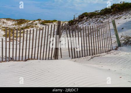 Dünenzaun auf White Sand Dunes, Grayton Beach State Park, Santa Rosa Beach, Florida, USA Stockfoto