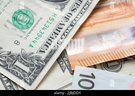 Euro- und Dollar-Banknoten, Handel zwischen den USA und der Europäischen Union. Forex-Austausch und -Handel mit US-Dollar und Euro Stockfoto