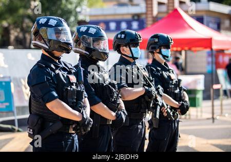 HOHHOT, CHINA - 7. JUNI 2022 - Mitglieder der Anti-Terrorismus-Sonderpolizei des Büros für öffentliche Sicherheit stehen vor einem College-Mitglied Wache Stockfoto