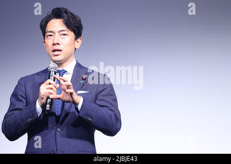 Shinjiro Koizumi nimmt am 6. Juni 2022 an einer Veranstaltung zur Förderung eines neuen Uber Taxi-Service in Yokosuka in der Präfektur Kanagawa, Japan, Teil. Fünf Taxiunternehmen werden ihre Fahrzeuge über die Uber-App in der Nähe des US-Marinestützpunktes in Yokusuka zur Miete zur Verfügung stellen. Quelle: Pasya/AFLO/Alamy Live News Stockfoto