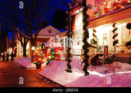 Weihnachtslichter und -Dekorationen schmücken das klassische Red Lion Inn in Stockbridge in den Berkshire Mountains in Massachusetts Stockfoto