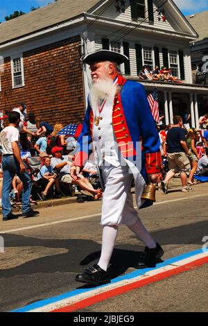 Ein älterer Mann, der als kolonialer amerikanischer Soldat gekleidet ist, marschiert in der Parade zum Unabhängigkeitstag am 4. Juli in Bristol Rhode Island Stockfoto