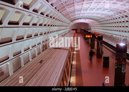 Ein U-Bahn-Zug bereitet sich darauf vor, die U-Bahn-Station Capitol South in Washington DC zu verlassen Stockfoto