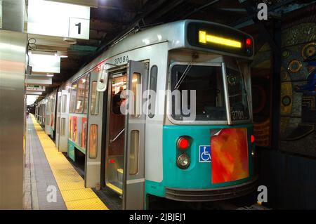 Ein Zug der Grünen Linie in der Boston Subway bereitet sich darauf vor, vom Bahnhof zu fahren, als der letzte Passagier an die Stationslinie fährt Stockfoto
