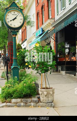 Eine große Uhr steht vor einem Juweliergeschäft in der Innenstadt von Greenwich Connecticut, das als eine der reichsten Städte Amerikas gilt Stockfoto