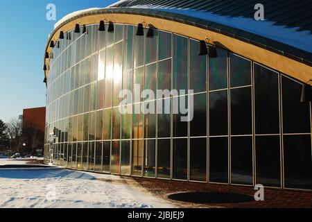 Die Glasfassade reflektiert das Sonnenlicht im Kresge Auditorium auf dem Campus des Massachusetts Institute of Technology, mit, in Cambridge Stockfoto