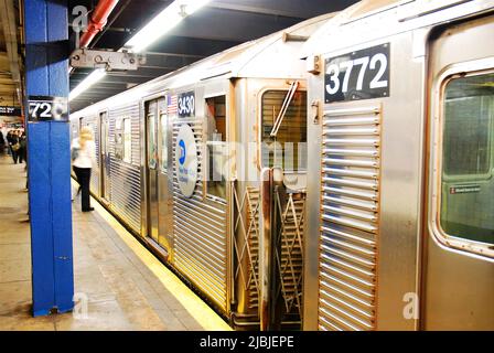 Die Türen der U-Bahn können geschlossen werden, wenn der letzte Passagier an der Haltestelle 72. Street in New York City in das Auto einsteigt Stockfoto