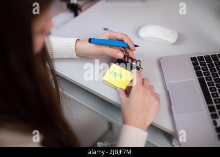 Eine Karte mit dem Wort Apfel wird verwendet, um Englisch zu unterrichten. Stockfoto