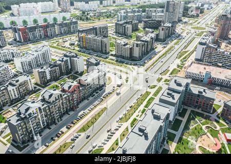 Moderne europäische Wohnanlage. Luftaufnahme von Gebäuden an sonnigen Tagen. Stockfoto