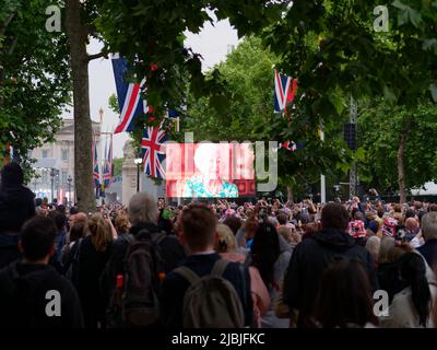 London, Greater London, England, 04 2022. Juni: Jubilee Concert at the Mall. Die Leute beobachten die Königin auf einem großen Bildschirm. Stockfoto