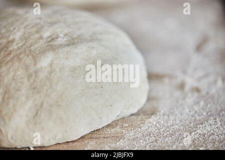 Der Prozess der Herstellung von Weizenbrot zu Hause. Teigform. Das Konzept der gesunden hausgemachten Speisen. Vorderansicht. Stockfoto