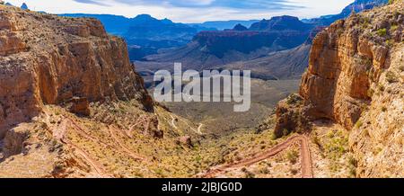 Serpentinen auf dem South Kaibab Trail unterhalb von Skeleton Point, Grand Canyon National Park, Arizona, USA Stockfoto