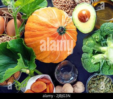 Lebensmittel reich an Vitamin E auf grauem Background. Gesunde Produkte . Draufsicht. Stockfoto