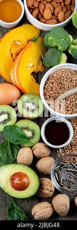 Lebensmittel reich an Vitamin E auf ruktischem Holzhintergrund. Gesunde Produkte . Draufsicht, flaches Lay, Copyspace. Stockfoto