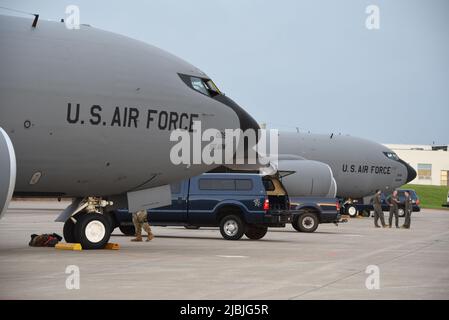 Zwei Flugzeuge des Typs KC-135, die dem 185. Air Betanking Wing Wing der Iowa Air National Guard zugewiesen wurden, sitzen auf der Rampe des 132. Wing in des Moines, Iowa, 17. Mai 2022. Das Flugzeug wurde von Topeka Kansas nach des Moines umgeleitet, um das Wetter zu vermeiden. (USA Foto der Air National Guard von Meister Sgt. Daniel Ter Haar) Stockfoto