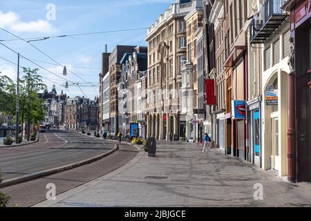 Amsterdam, Niederlande 21. Mai 2022. Straßen und Gebäude in der Innenstadt, Menschen und Fahrrad. Traditionelle Architektur Stadtbild in Holland Hauptstadt, Stockfoto