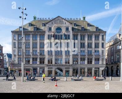 Amsterdam, Niederlande 21. Mai 2022. Madame Tussauds Amsterdam berühmtes Wachsfigurenkabinett-Museum, Holland Dam Platz. Fassade des Ausstellungsgebäudes mit Wachs Stockfoto