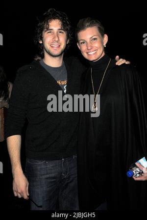 Josh Groban & Faith Hill Backstage bei MusiCares zur Ehre der Person des Jahres, Neil Diamond im Jahr 2009 Credit: Ron Wolfson / MediaPunch Stockfoto